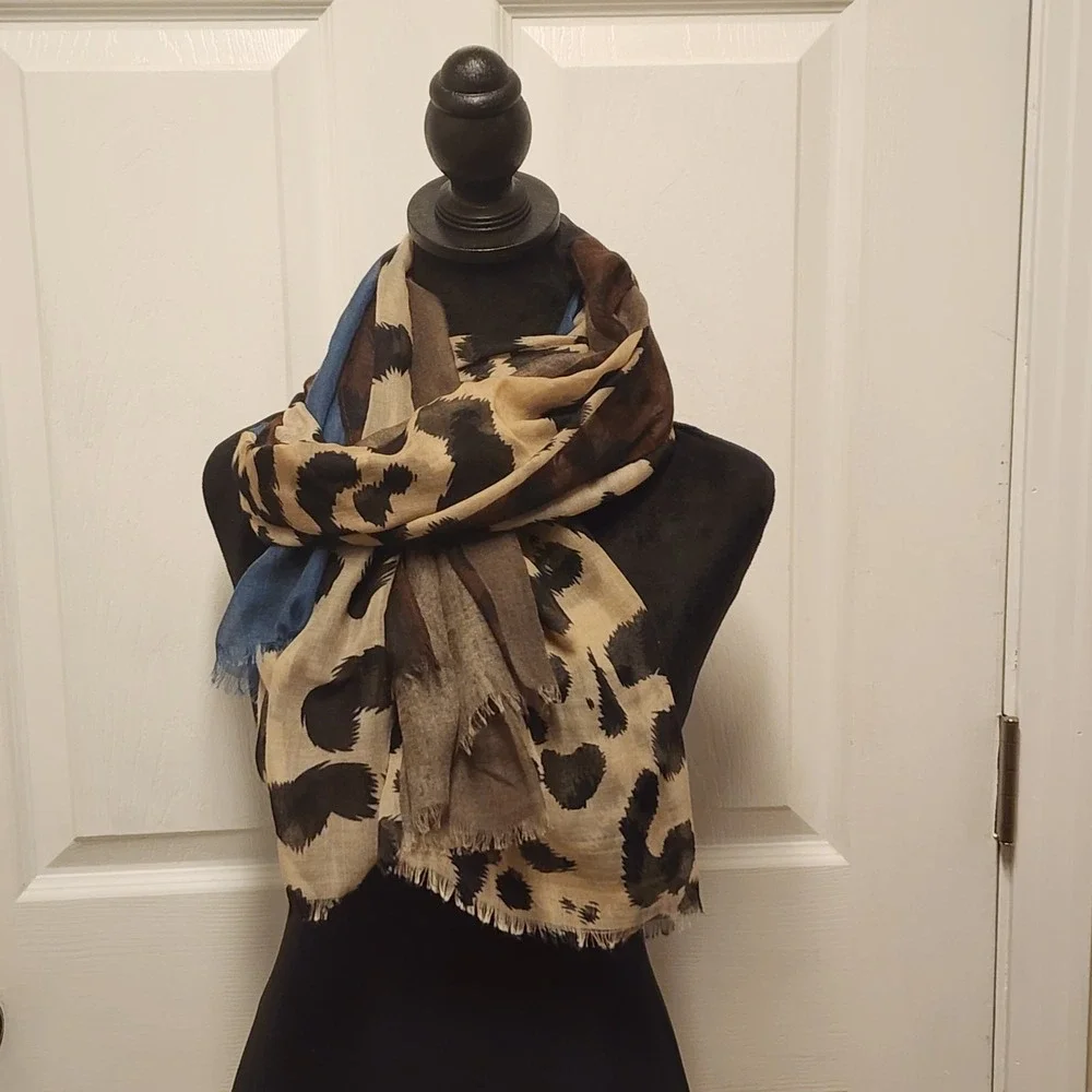 Shawl/Scarf In Animal Print/Blue /Taupe 36